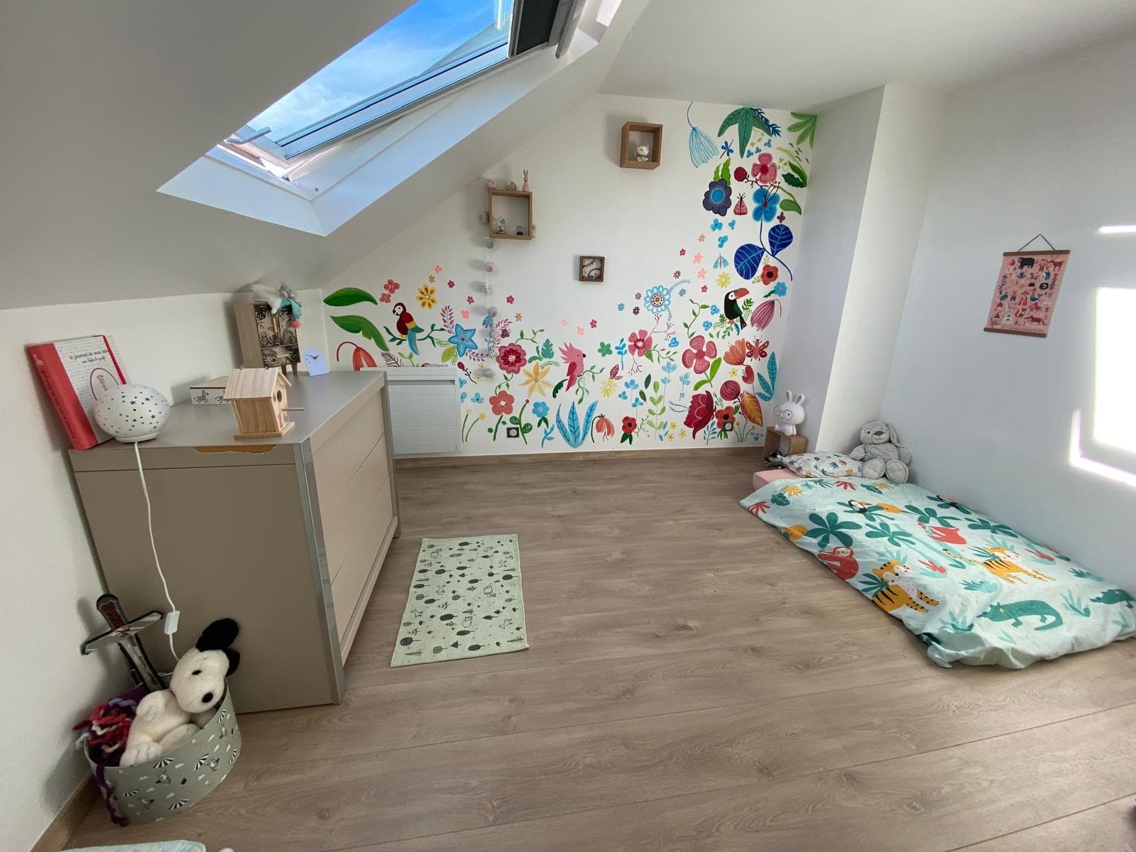 Chambre d’enfant - fleurs et ambiance tropicale - Vue 2