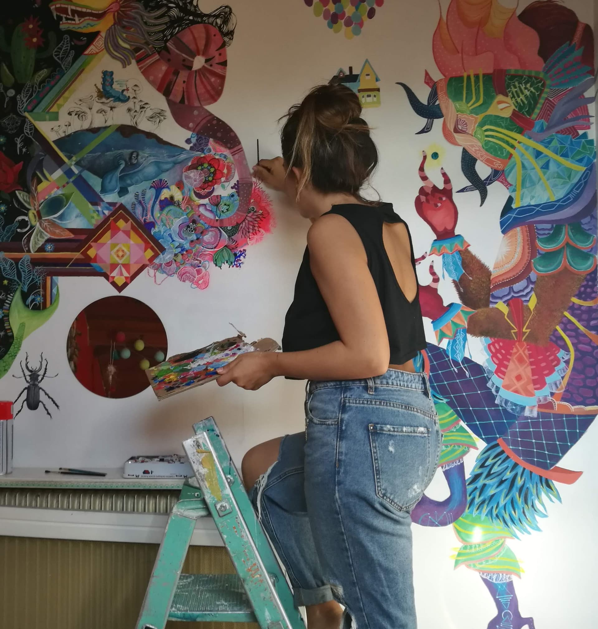 Portrait de l'artiste Lau co dans son atelier de création